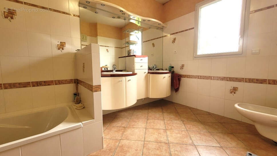 Maison à FEUGUEROLLES-BULLY