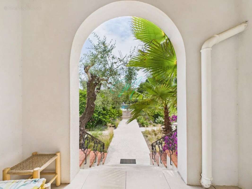 Maison à ROQUEFORT-LES-PINS