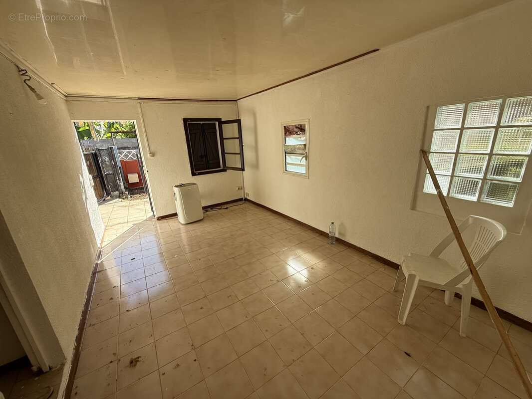 Maison de type T3 en vente à Saint-Denis secteur Bellepierre, à deux pas du CHU ! - photo 2