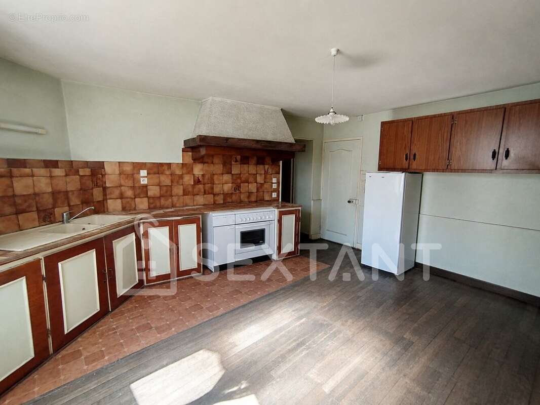 Maison de 120 m²  à rénover  4 chambres  grandes dépendances - photo 3