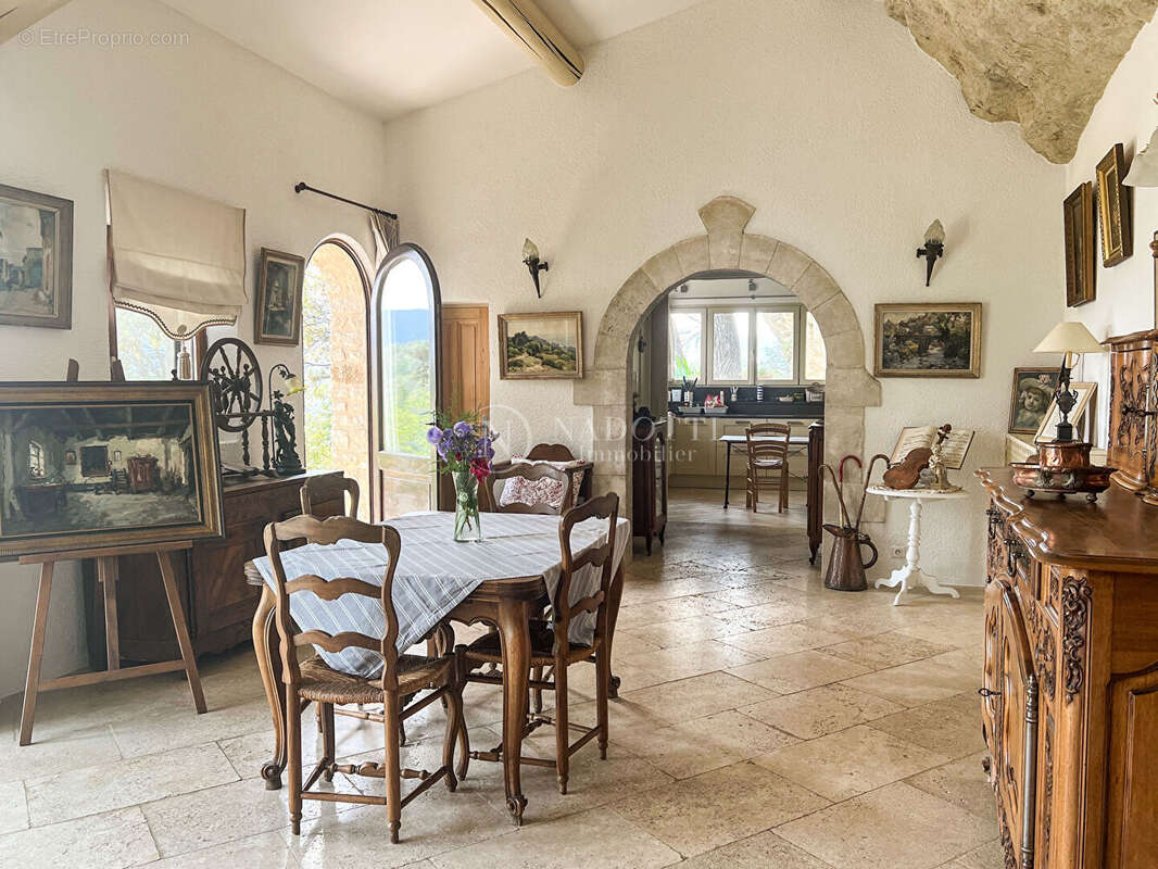 Maison troglodyte avec piscine bénéficiant d'une superbe vue  sur le Luberon - photo 5