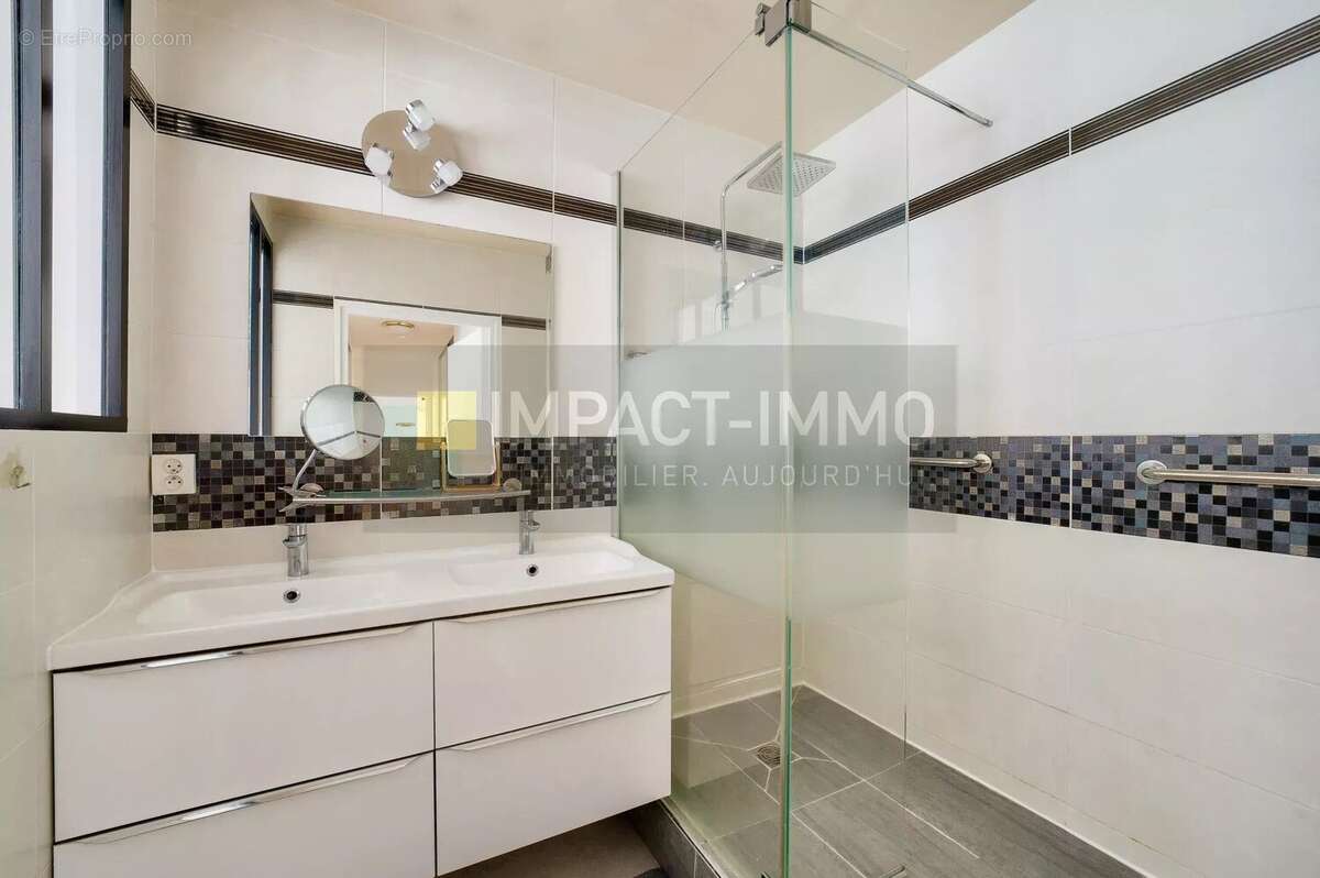 Appartement à COURBEVOIE