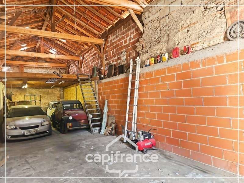 Garage de 70m² plus 28m² de mezzanine, tout à l'égout, eau et electricité, rare, centre ville Agen - photo 2