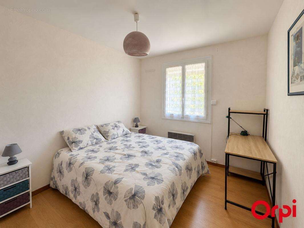 Maison familiale avec 4 chambres, véranda, grand jardin et 3 garages - photo 7