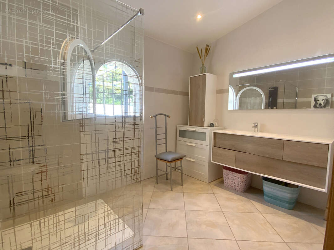 Villa de plain pied sur beau terrain arboré avec piscine, et studio indépendant. - photo 12