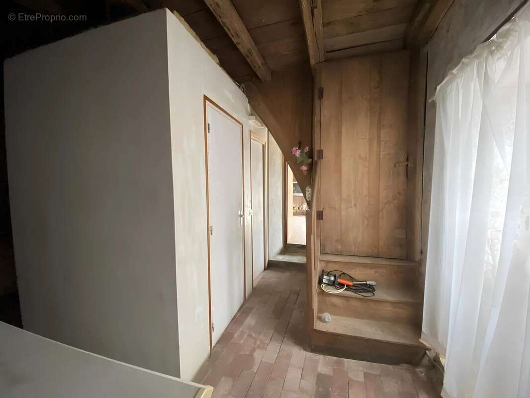 Maison à rénover avec grange et terrain à 20 minutes de Civray - photo 7