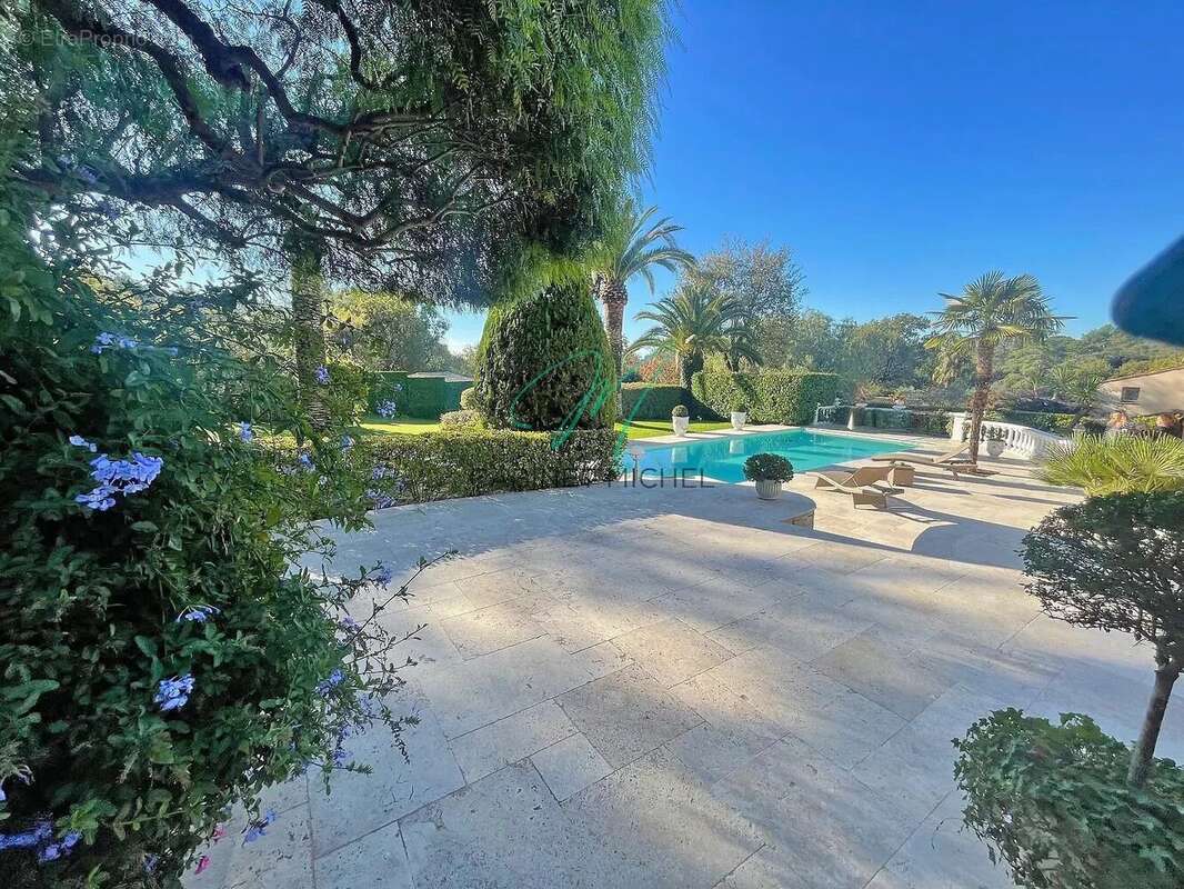 Maison à ROQUEFORT-LES-PINS