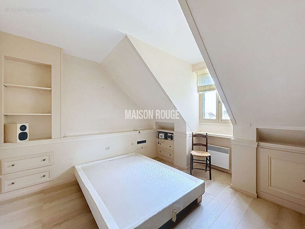 CENTRE HISTORIQUE - Appartement 4 pièces avec ascenseur, cave et garage fermé - photo 8