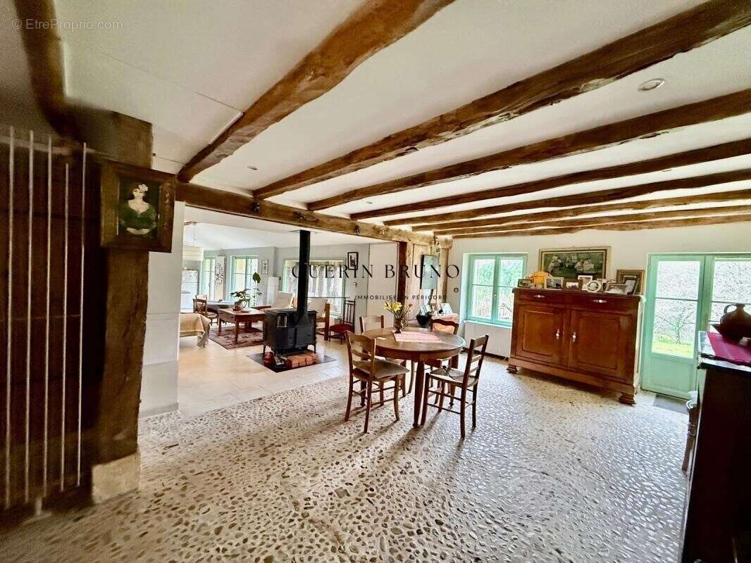 Maison à SAINT-ETIENNE-DE-PUYCORBIER