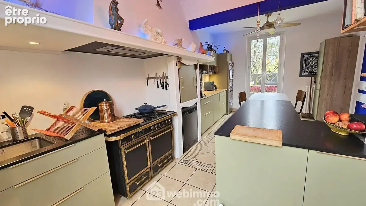 Une cuisine neuve de 22 m² très fonctionnelle et lumineuse.