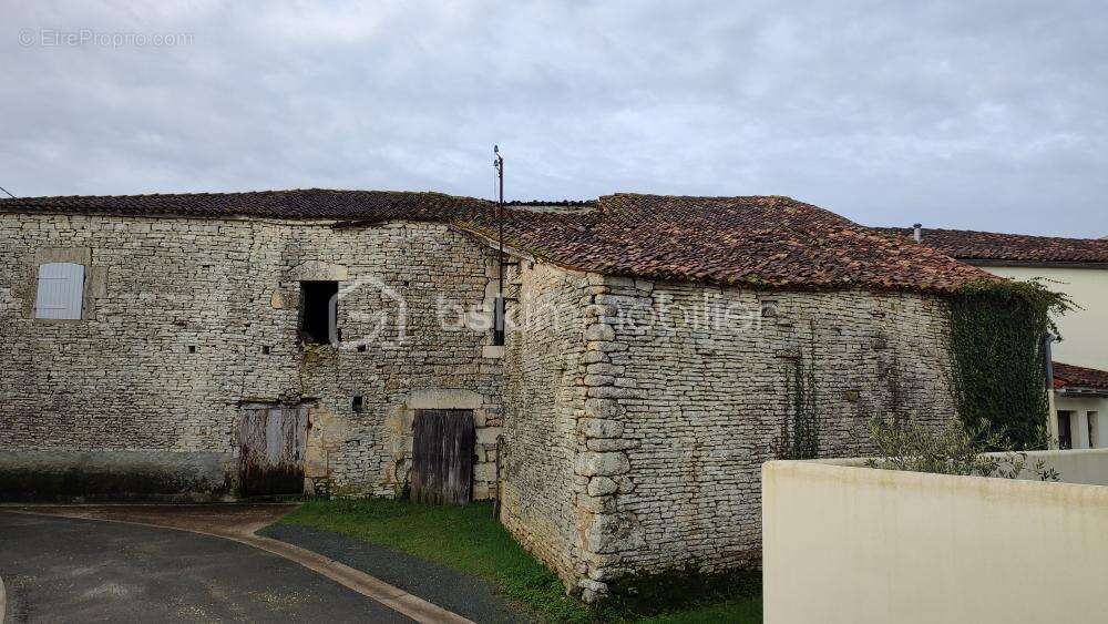 Maison à SAINT-HILAIRE-DE-VILLEFRANCHE