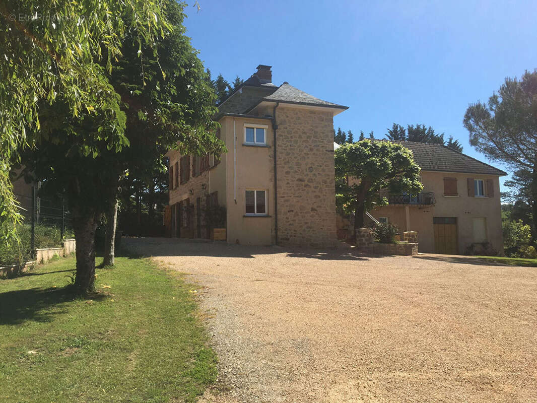 CORREZE. Proche BRIVE-LA-GAILLARDE. Maison en pierre avec 6 chambres, un gîte de 2 chambres, une grange, 2 écuries et un hangar  - photo 8