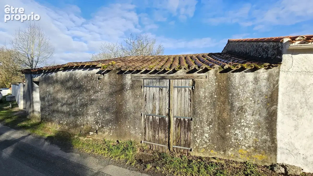 Parking à SAINT-JULIEN-DES-LANDES