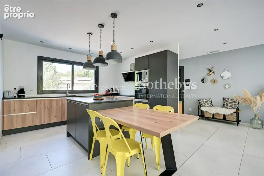 Élégante propriété familiale avec dépendance, piscine et jardin paysager - photo 10