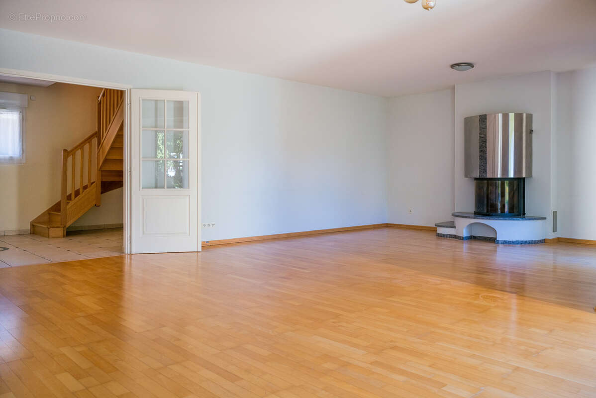 Maison à SAINT-GENIS-POUILLY