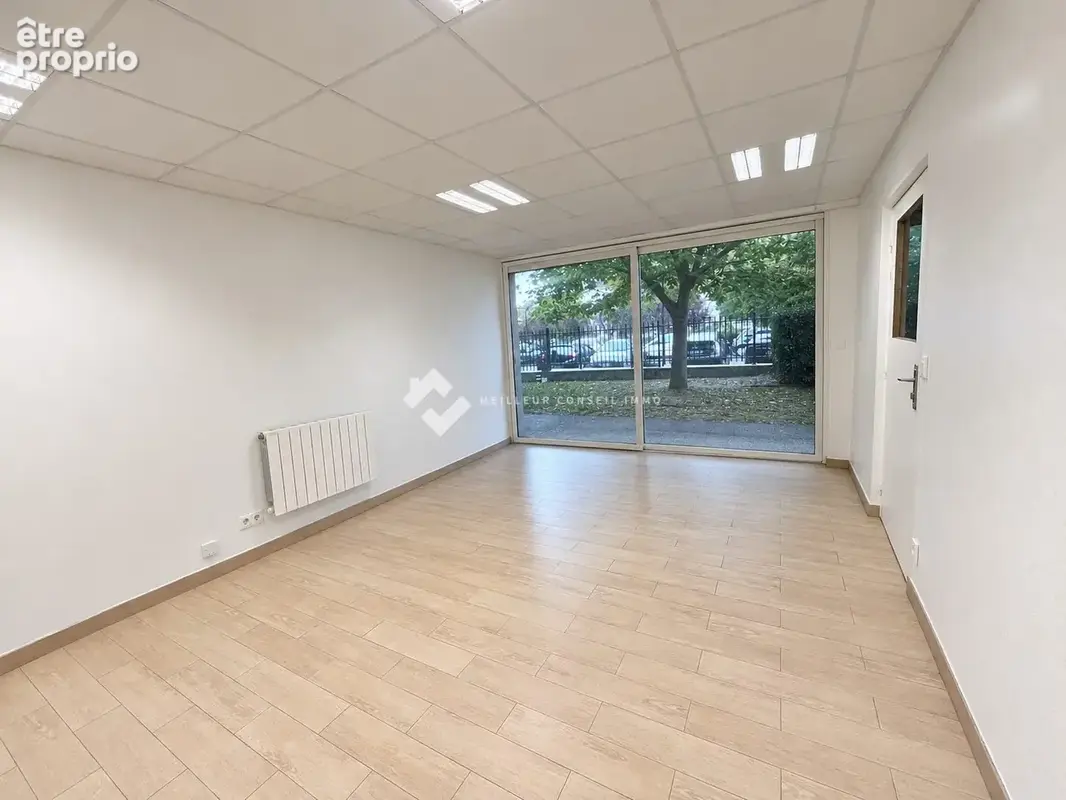 Commerce 33 m² à vendre à Lieusaint (77127) - photo 2