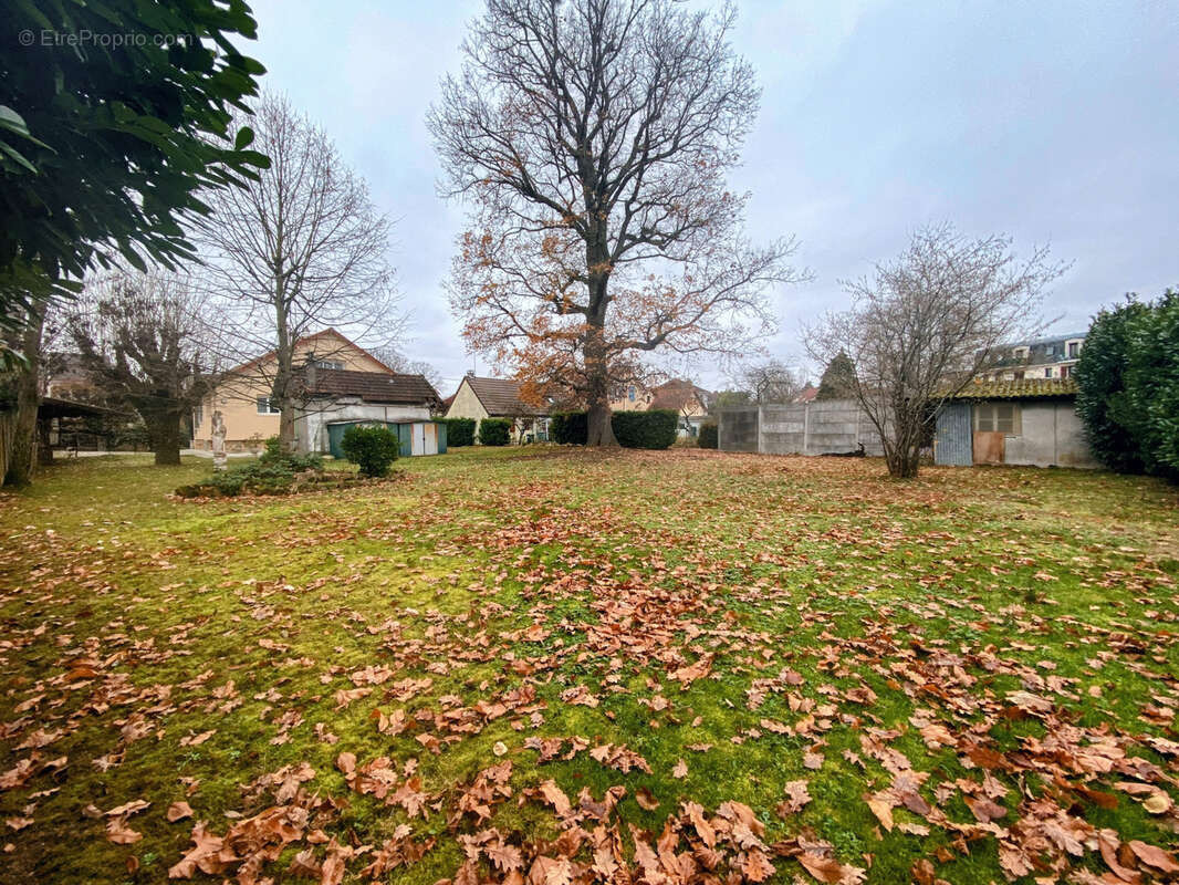 Maison à SAINTE-GENEVIEVE-DES-BOIS
