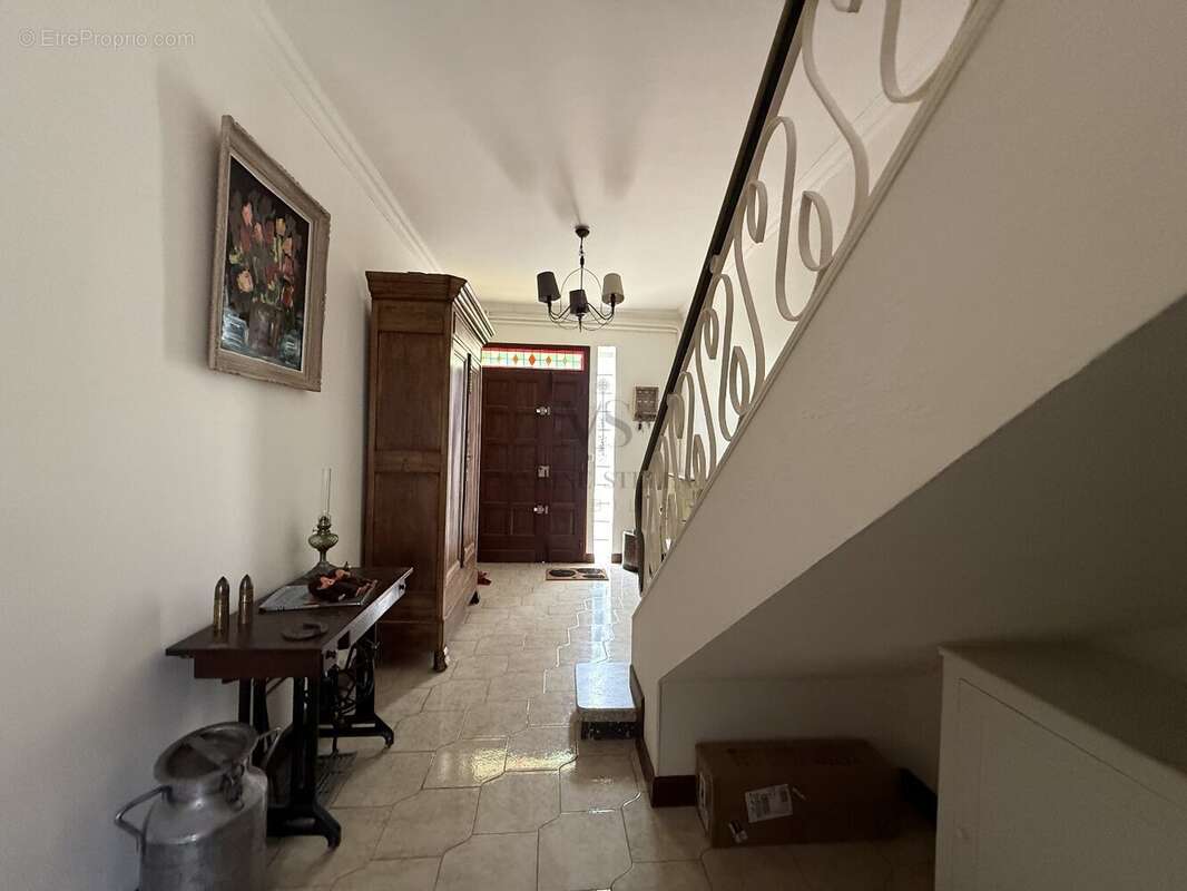 Maison en trois faces sur deux niveaux avec Garage. - photo 10