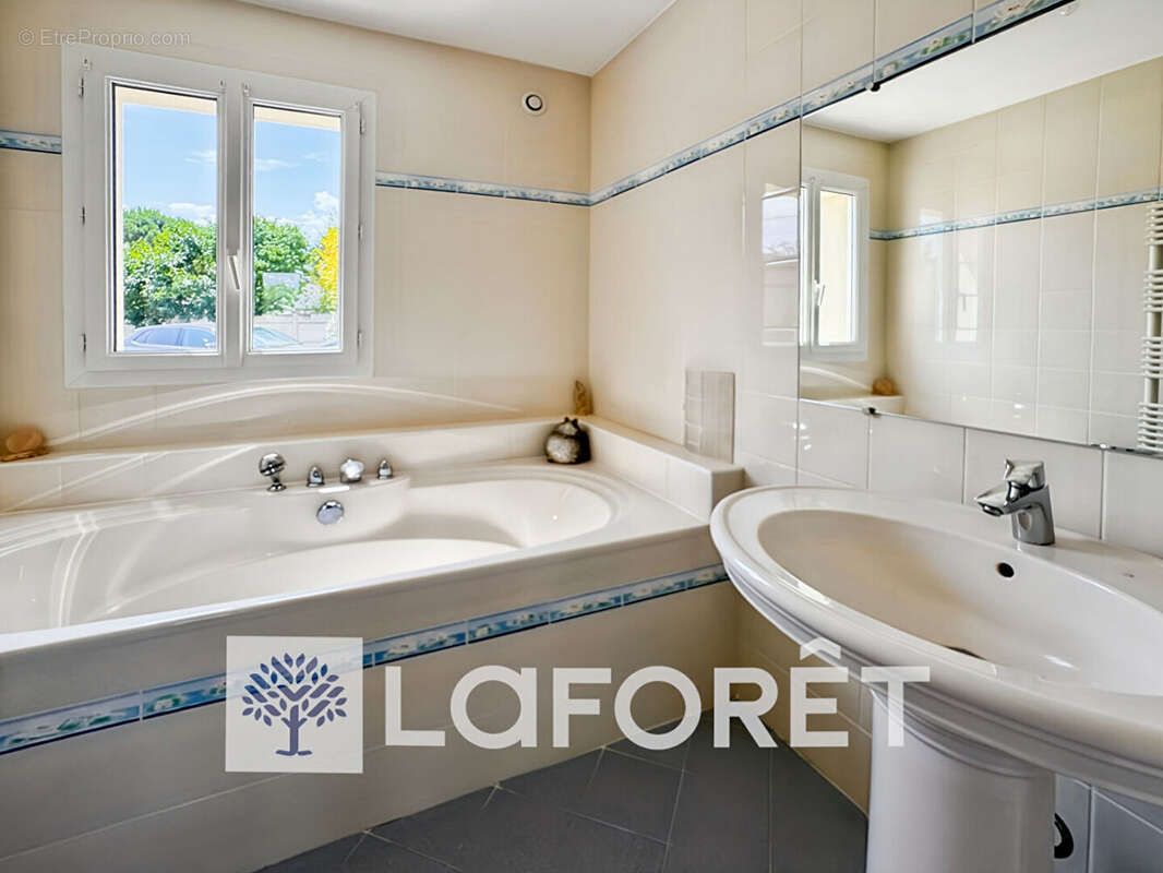 À vendre, maison contemporaine 4 pièce(s) 157 m2 avec un double-garage et piscine située entre GEMOZAC (17260) et SAINTES (17100 - photo 9