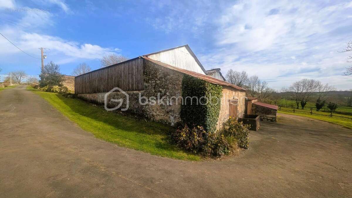 Maison à CHAMPDENIERS-SAINT-DENIS