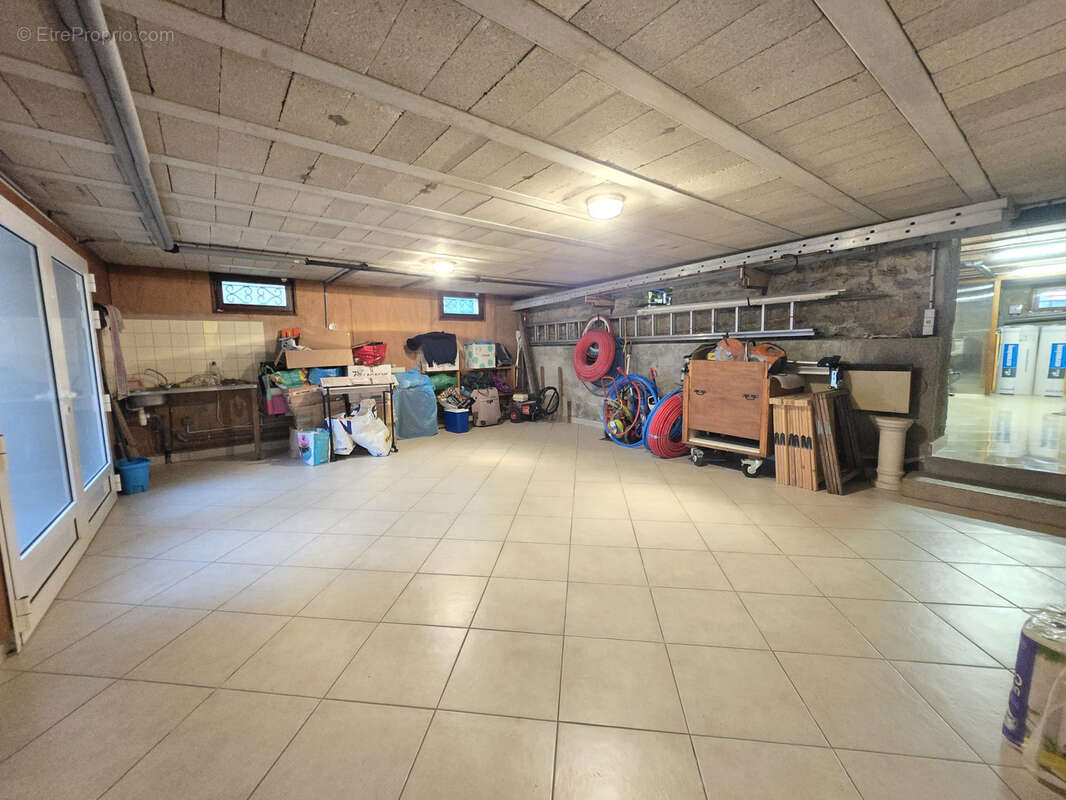 Maison familiale de 178 m2 - Sous-sol total - 3 garages - Terrain clos 880m2 - photo 15