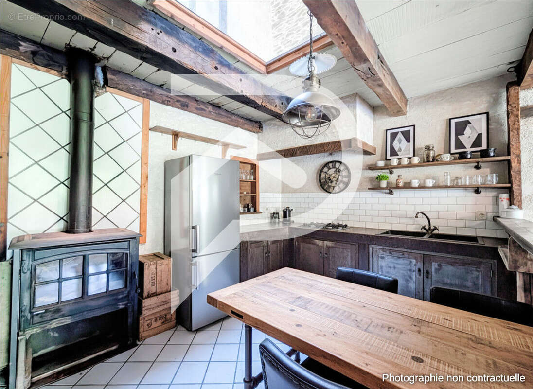 Maison à LAVAL-ROQUECEZIERE