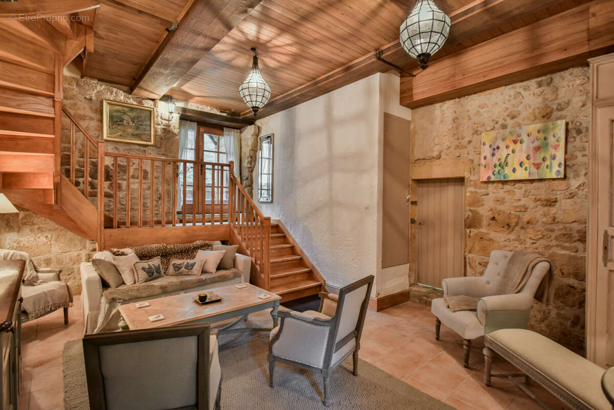 Maison à COUZE-ET-SAINT-FRONT