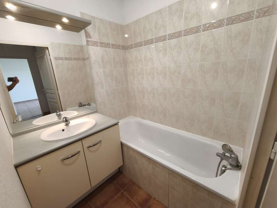 SALLE DE BAIN - Appartement à NIMES