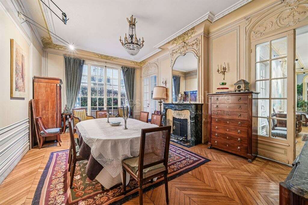 Appartement à PARIS-16E