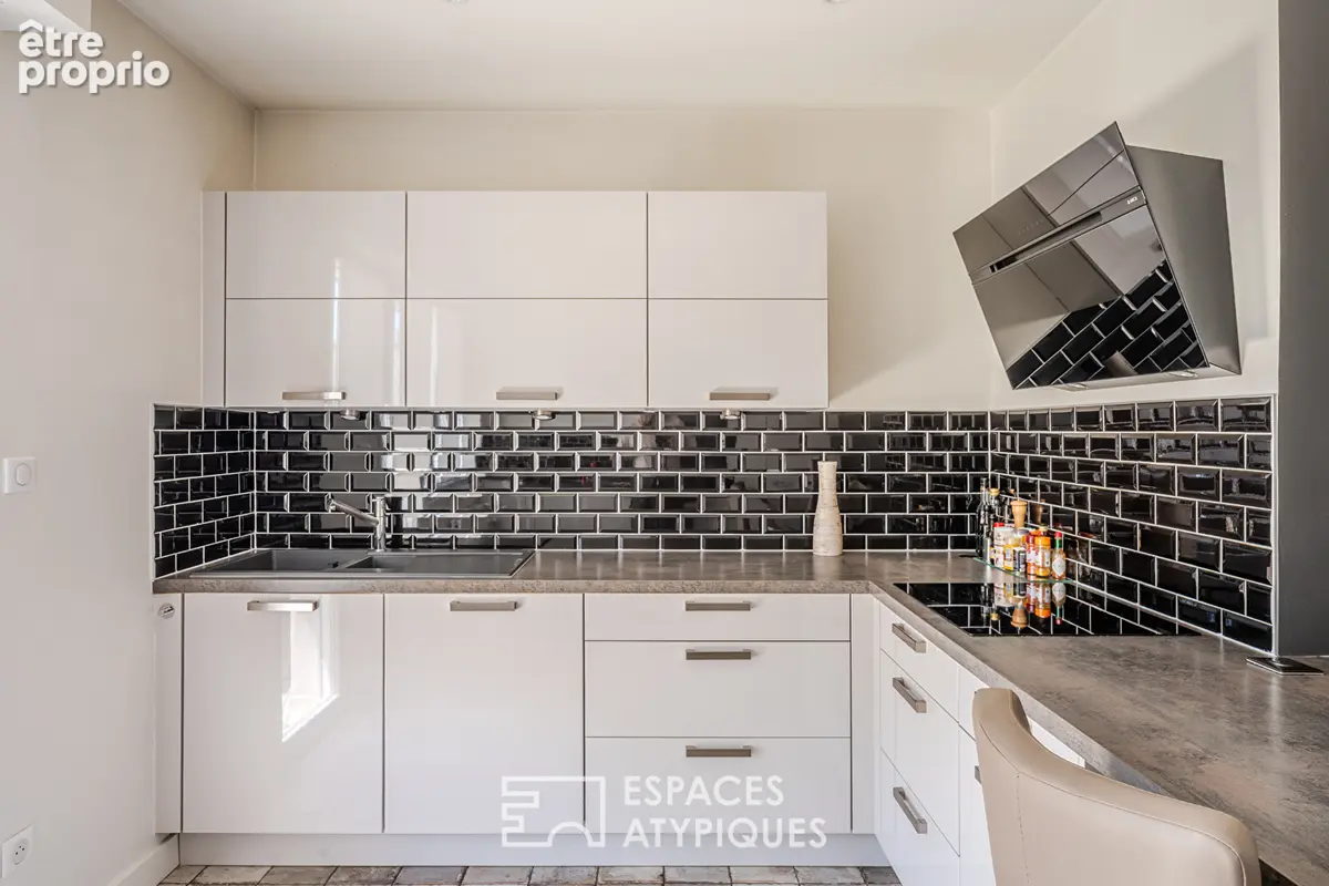 Appartement avec balcons suspendus au sommet d'un immeuble aux lignes modernistes - photo 4