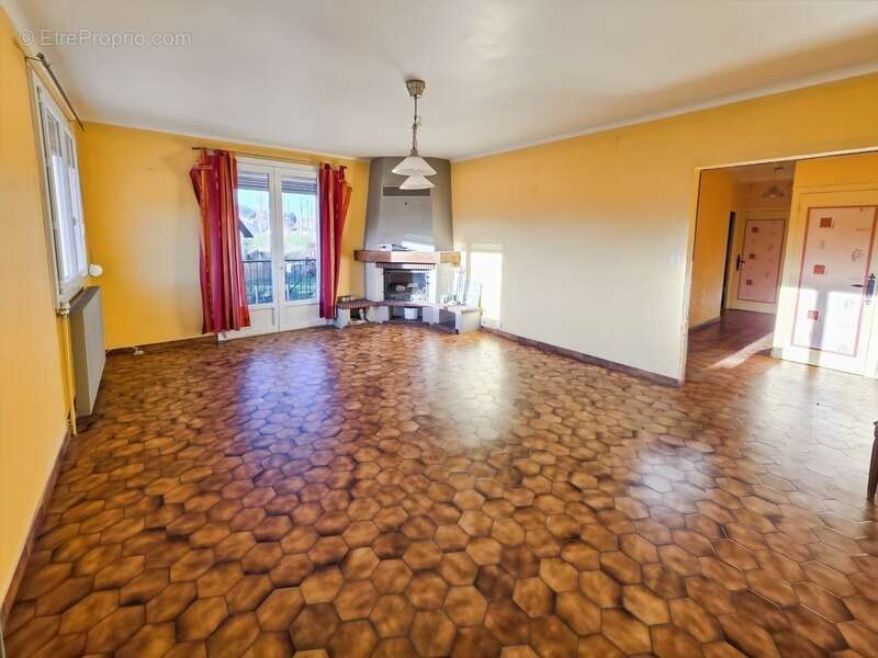 Maison familiale sur 2 000 m² de terrain – Idéale artisan, maçon, charpentier ou entrepreneur, à deux pas de Lons-le-Saunier - photo 4