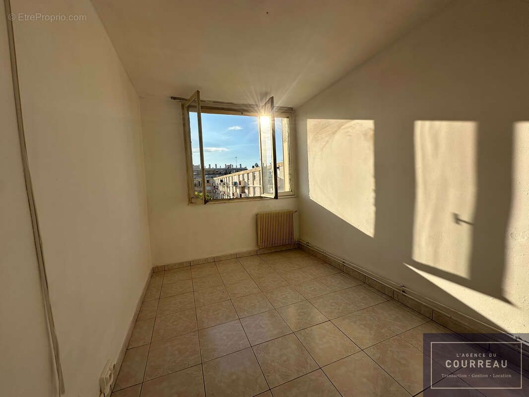 F3 de 59 m2 situé près de l'Arène, 4ème étage • Balcon • Parking • Lumineux et calme - photo 8