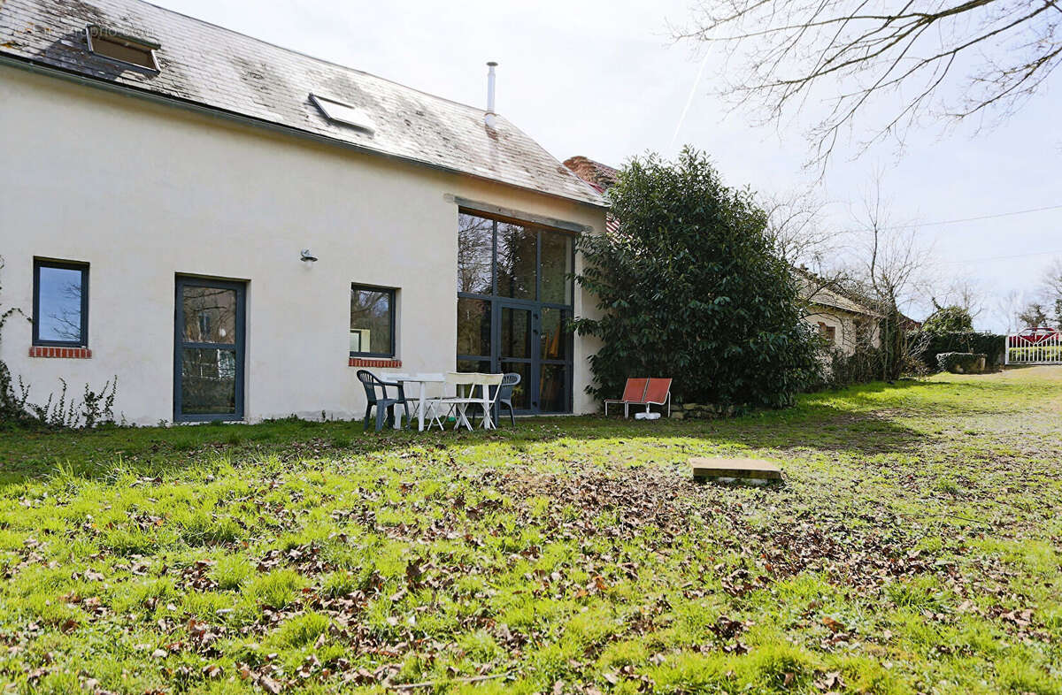 Propriété à Pouzol  composé d'une maison de 205m² et un gite de 92m² - photo 14