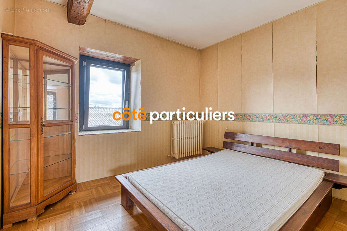 La roche sur yon -- longere en pierre -- 9 pieces -- 5 chambres -- 275 m² -- poutres apparentes -- pierre -- beaux volumes - photo 10