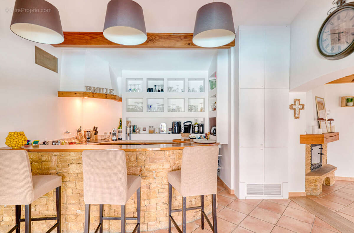 Maison à SAINT-GENIS-LES-OLLIERES