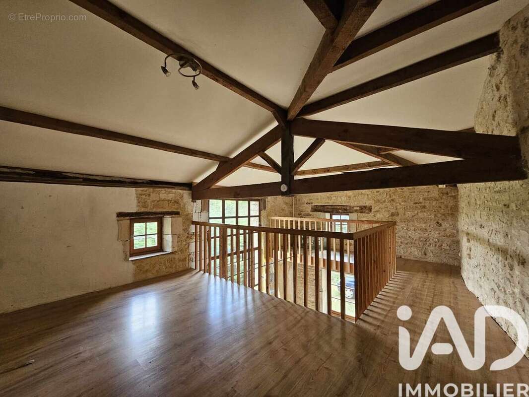 Maison 177 m² à Saint-Gourson  - photo 8