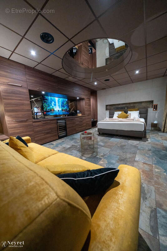 Appartement à SAINT-PRIEST-EN-JAREZ