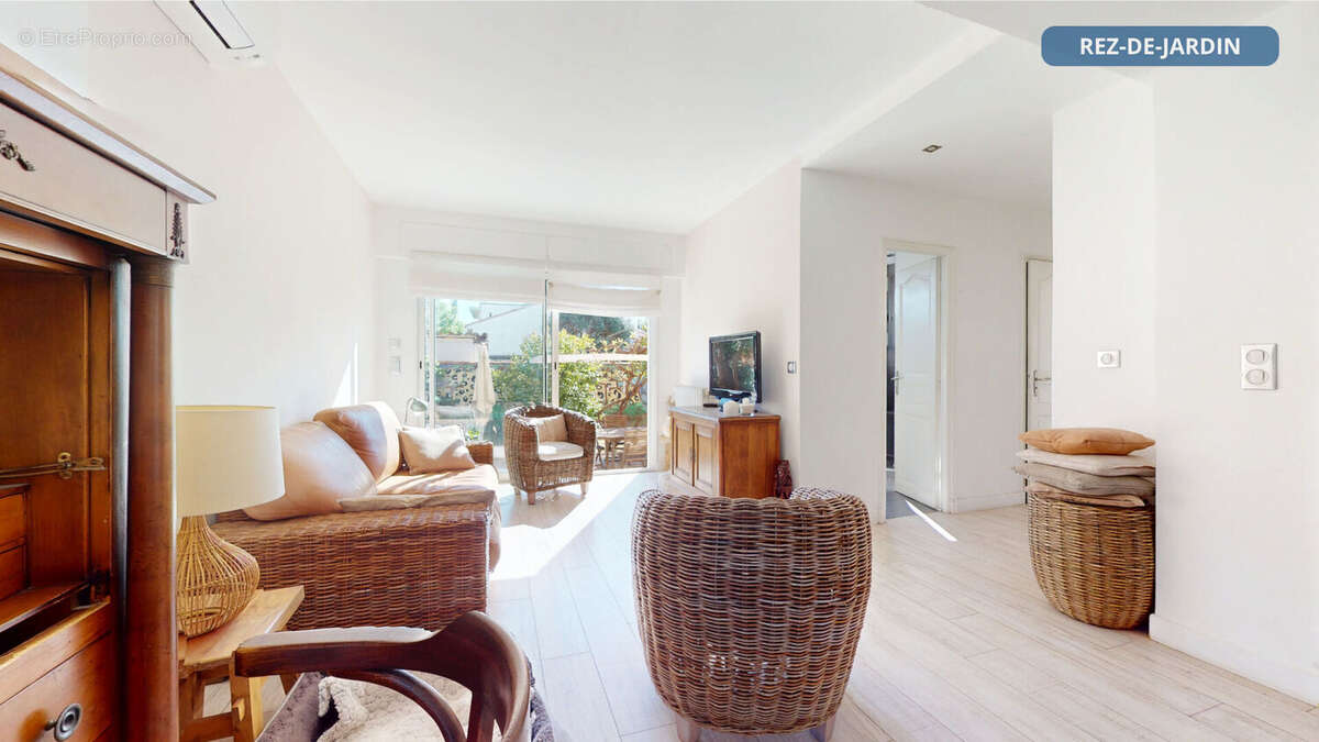 Villeneuve-Loubet, à deux pas du littoral, maison individuelle divisée en 2 beaux appartements - photo 12
