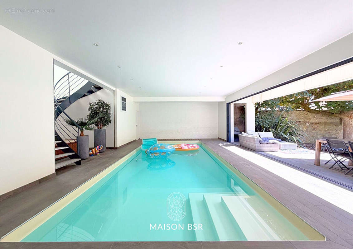 Rare hôtel particulier d'exception avec piscine intérieure et dépendance - photo 6