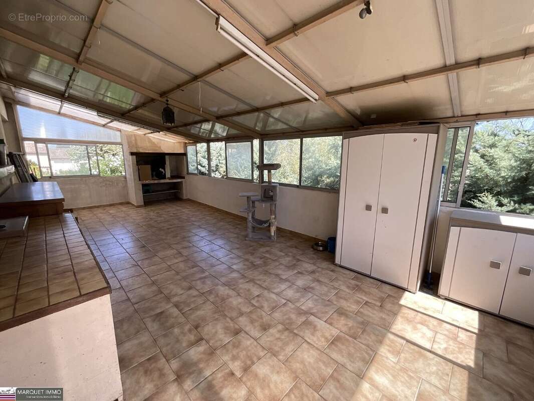 Beau potententiel !!! Pour cette lumineuse villa T4 offrant 92 m² + véranda de 37 m² + apt T2 de 50 m²  4 faces sur 1 069 m² ave - photo 7