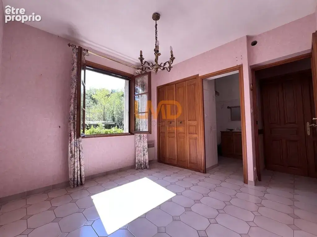 Spacieuse maison familiale de 6 pièces avec piscine et terrain a - photo 11