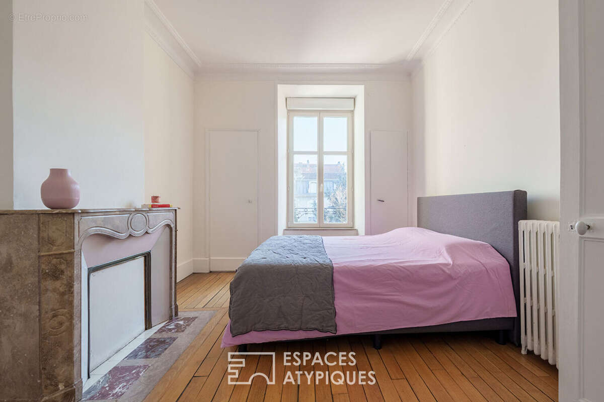 Appartement de charme rénové dans un immeuble de caractère - photo 5