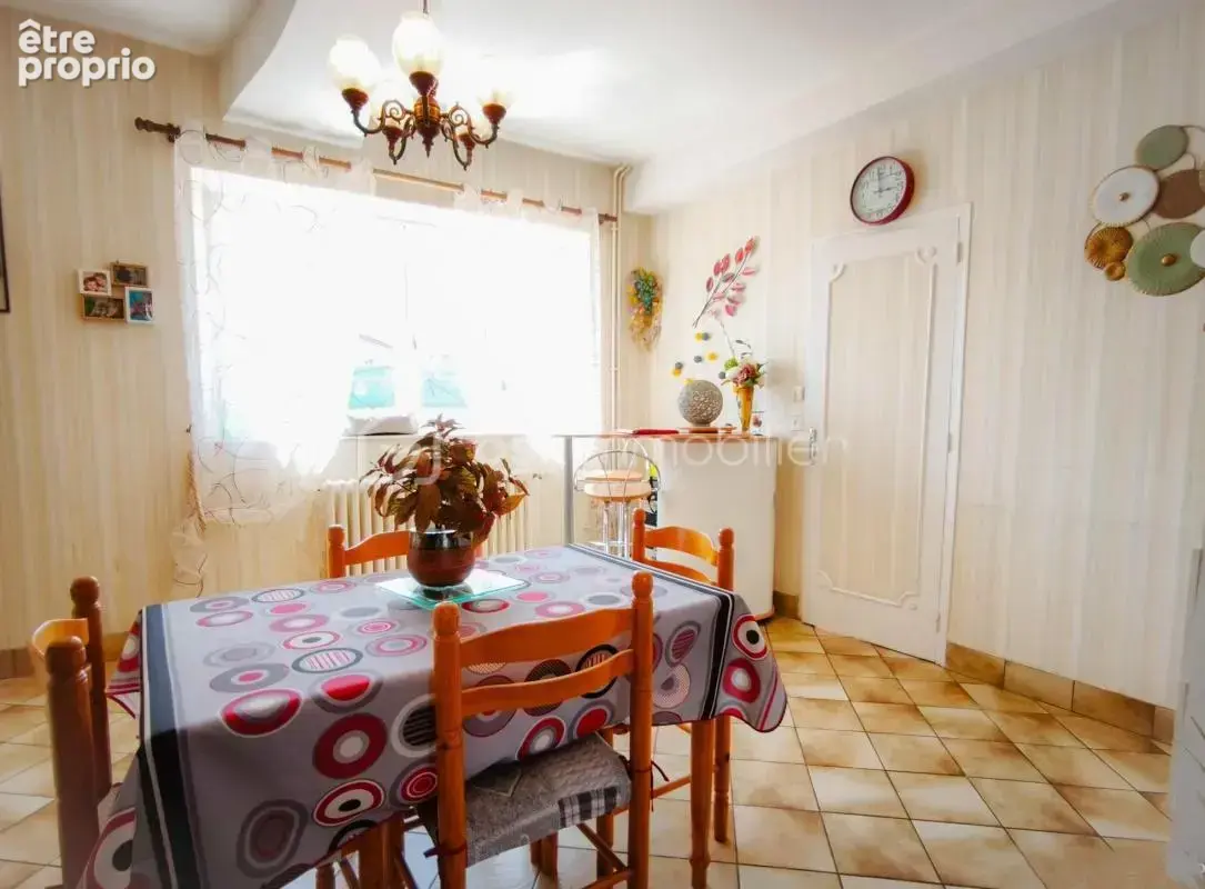 Maison de bourg - plain-pied de 89 m² - 2 chambres - la gravelle (53410) - photo 4