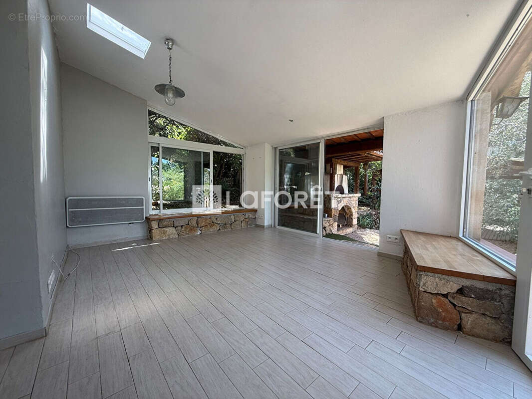 Maison Saint-Cézaire-sur-Siagne 5 pièce(s) 142 m² sur un terrain planté de 22 oliviers - photo 6