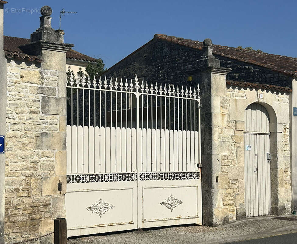 Maison de Maître du XIXe siècle au coeur de village avec piscine et dépendances - photo 3