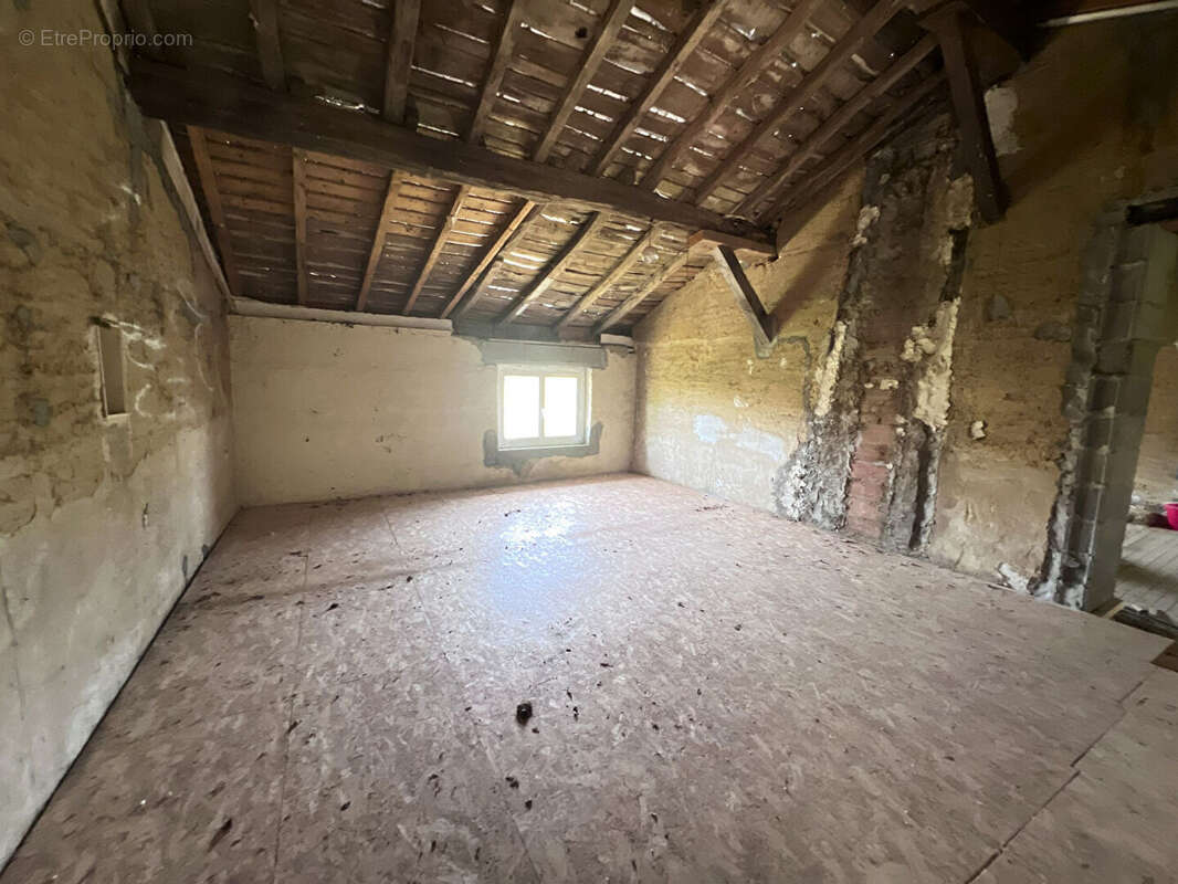VONNAS : Charmante fermette avec dépendance aménageable et terrain constructible à Vonnas - photo 13