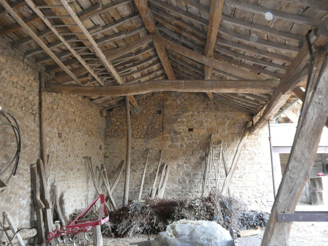 Très belle ferme de caractère indépendante avec grandes dépendances et 5 000 m2 de terrain - photo 17
