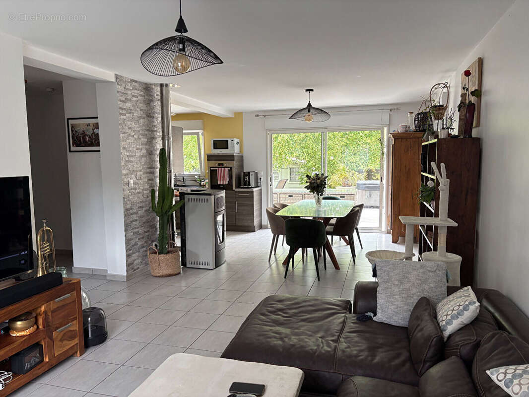 Maison 6 pièces à vendre à 15 kms de Reims - photo 2