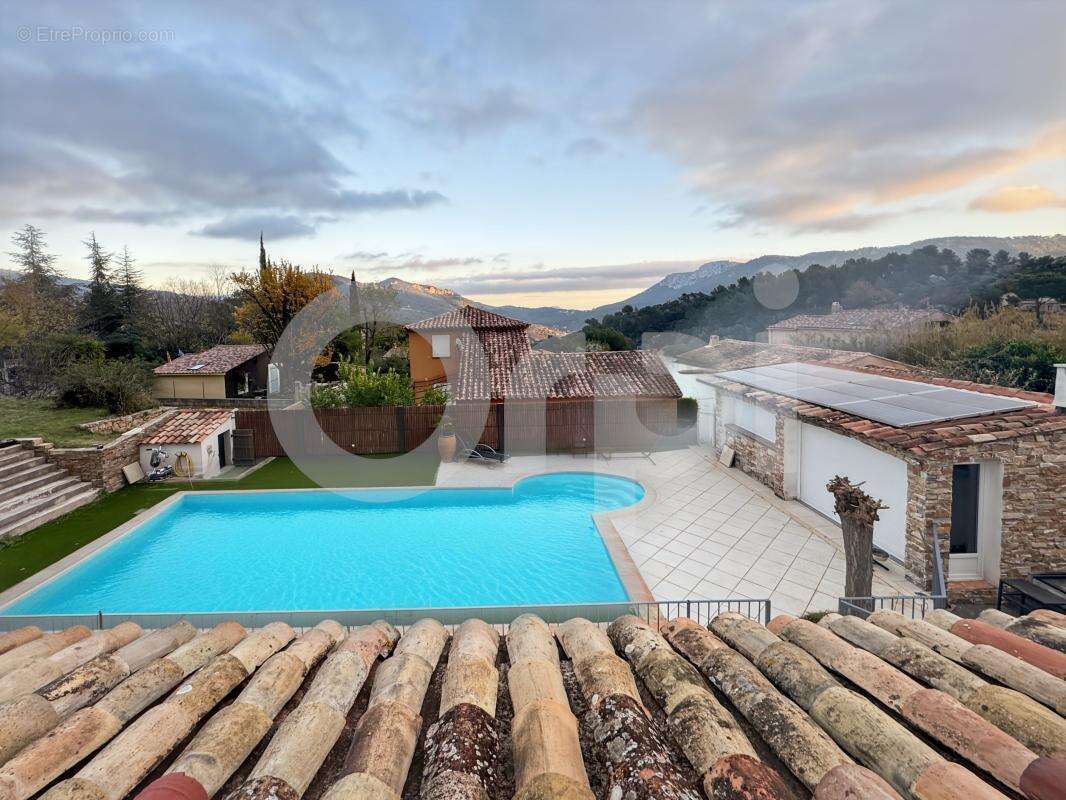 Maison à LE REVEST-LES-EAUX