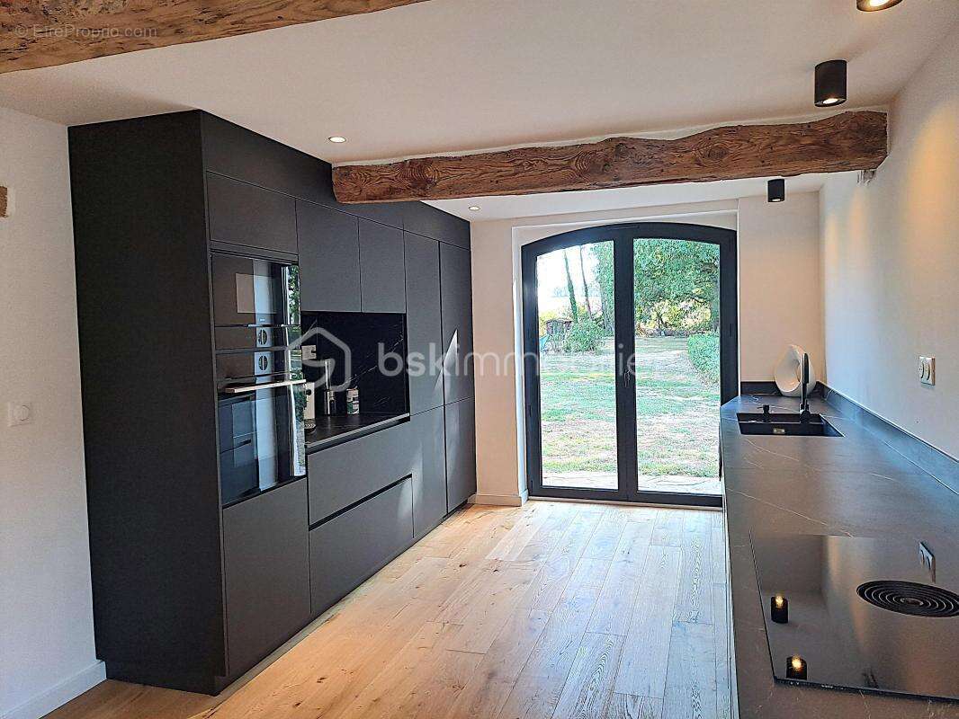 Propriete avec parc, dependance et piscine - photo 11